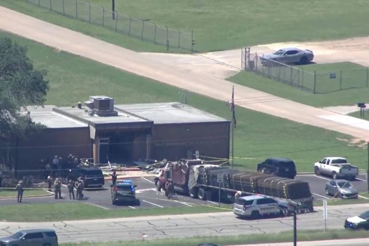 Video: tractocamión choca contra oficina de seguridad; hay varios heridos