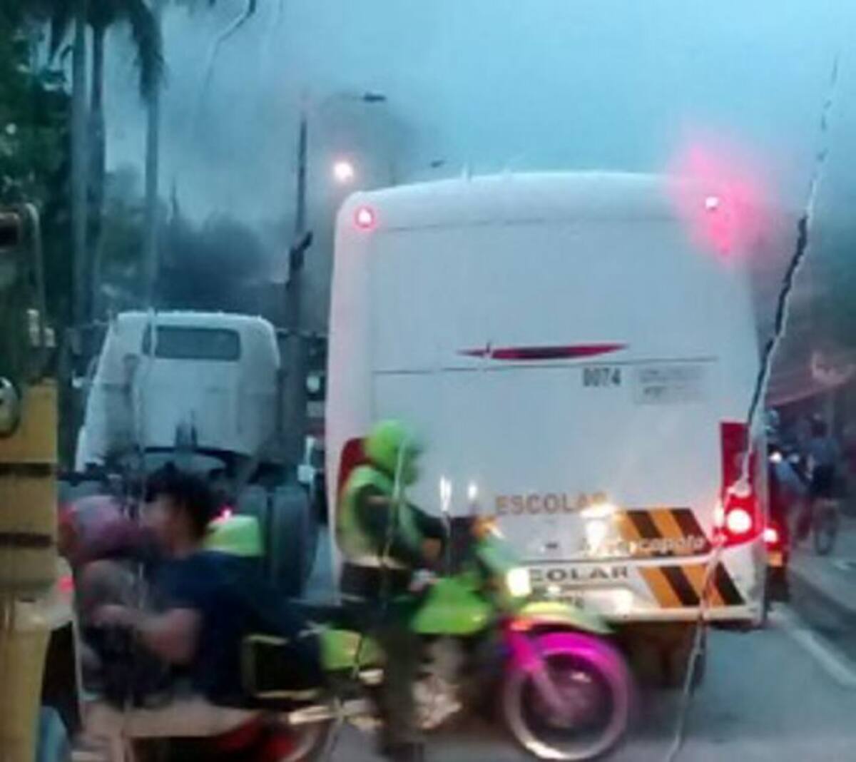 Bloqueo en Mamonal por falta de luz eléctrica. Cortesía.