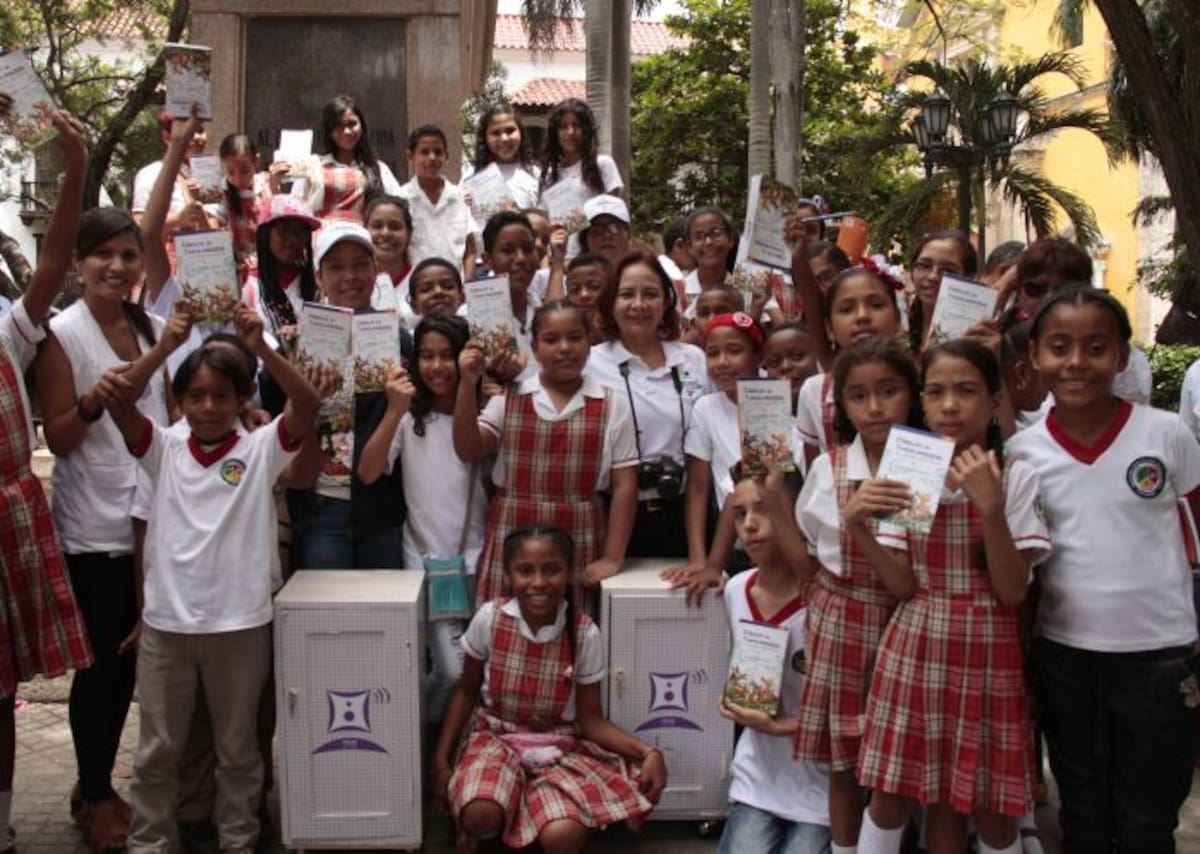 Niños y niñas promotores de lectura del colegio Olga González Arraut en compañía de su rectora Olga Acosta y demás profesores. Zenia Valdelamar.