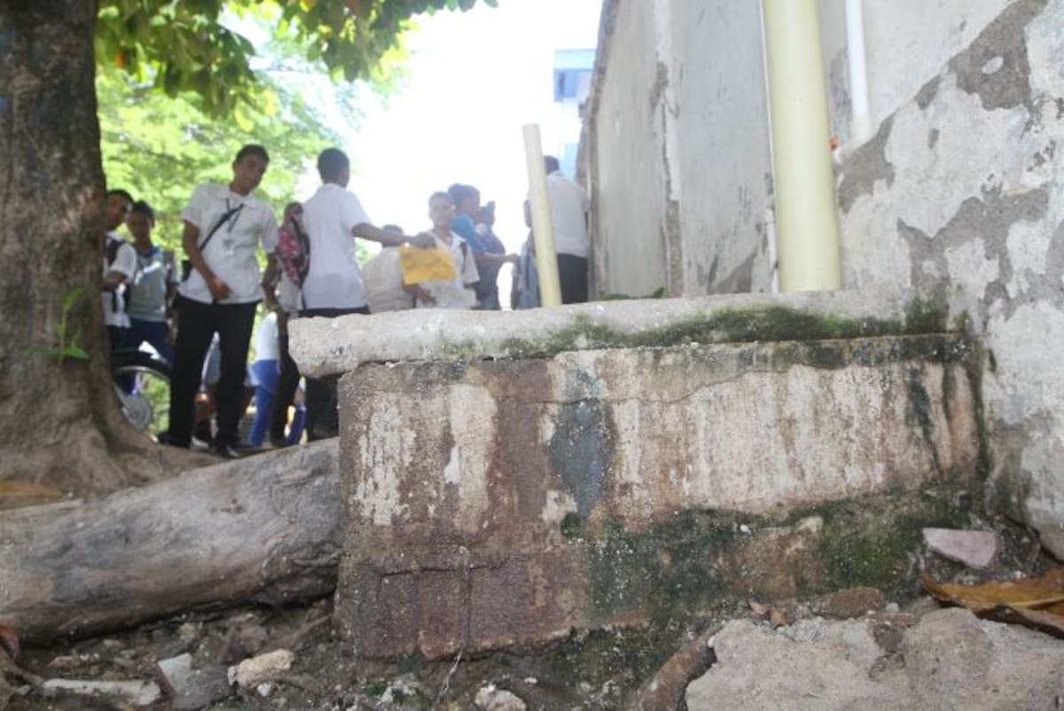 Esta es la alcantarilla que tiene enfermos a la mayoría de los estudiantes Julio Castaño/ El Universal