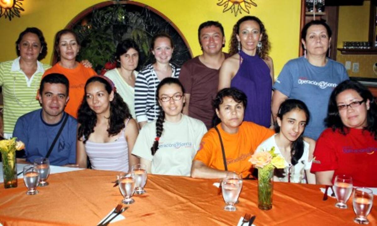 Hugo Soto, Yeimy Chaparro, Olga Isabel Sarmiento, Miriam Deossa Gaviria, Sandra Chavarro Barrera y Juliana Avella. De pie: María Cristina D´Luyz, Stella Velandia, Meredith Donegan, Diego Ramírez, Adriana Vega, Dolly Margarita Gómez y Luz Mejía.