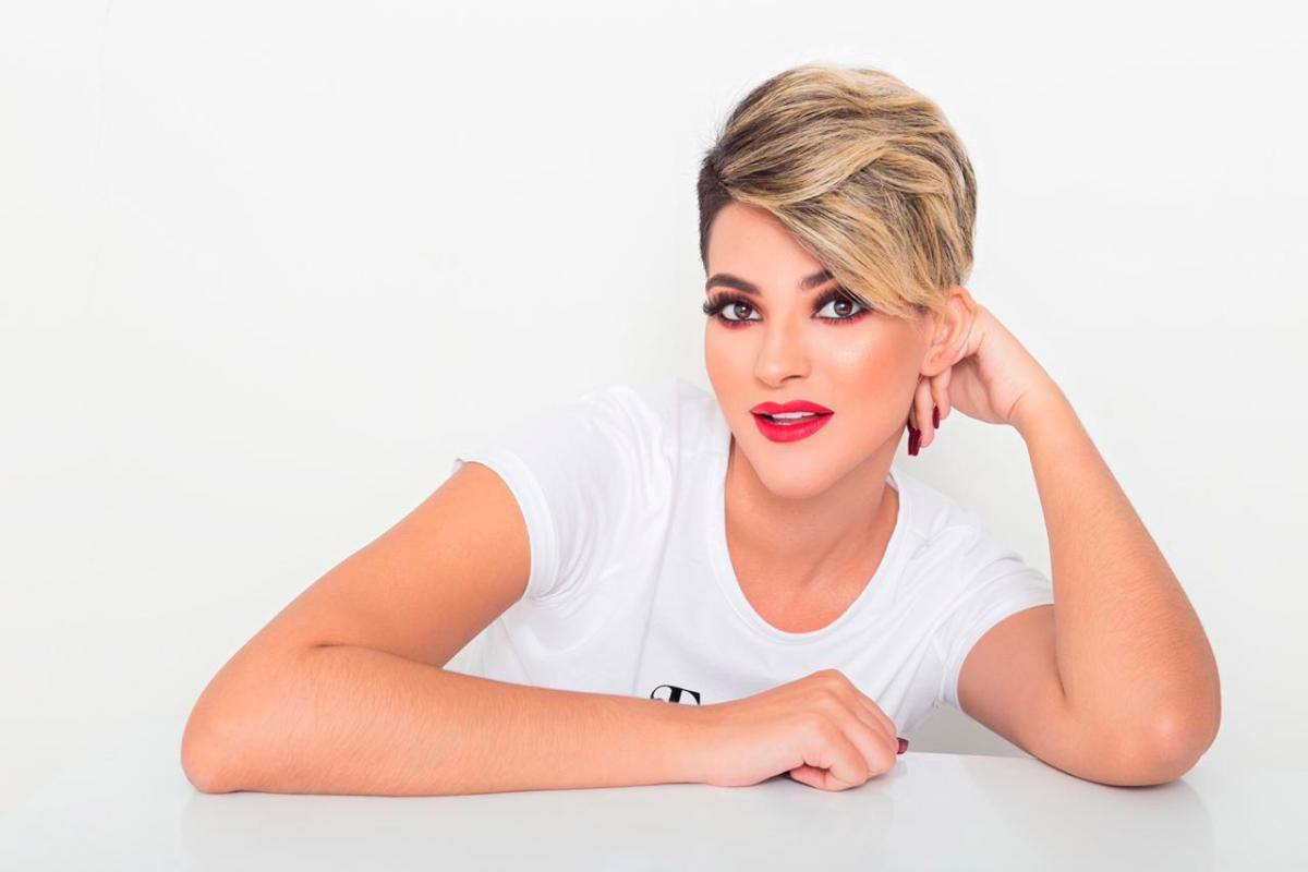 Los labios se trabajan sobre su forma real, por tanto al pintarlos, la boca debe estar cerrada, es un consejo de experta.