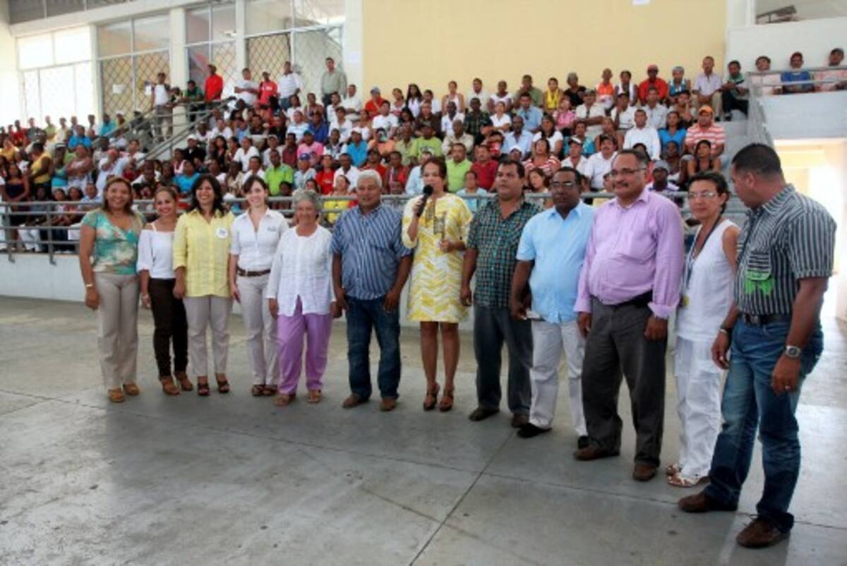 La alcaldesa, Judith Pinedo, posa en el Coliseo de Combates con los actores del proceso de capacitación que llevará a los vendedores estacionarios a la formalidad. OSCAR DÍAZ-El UNIVERSAL