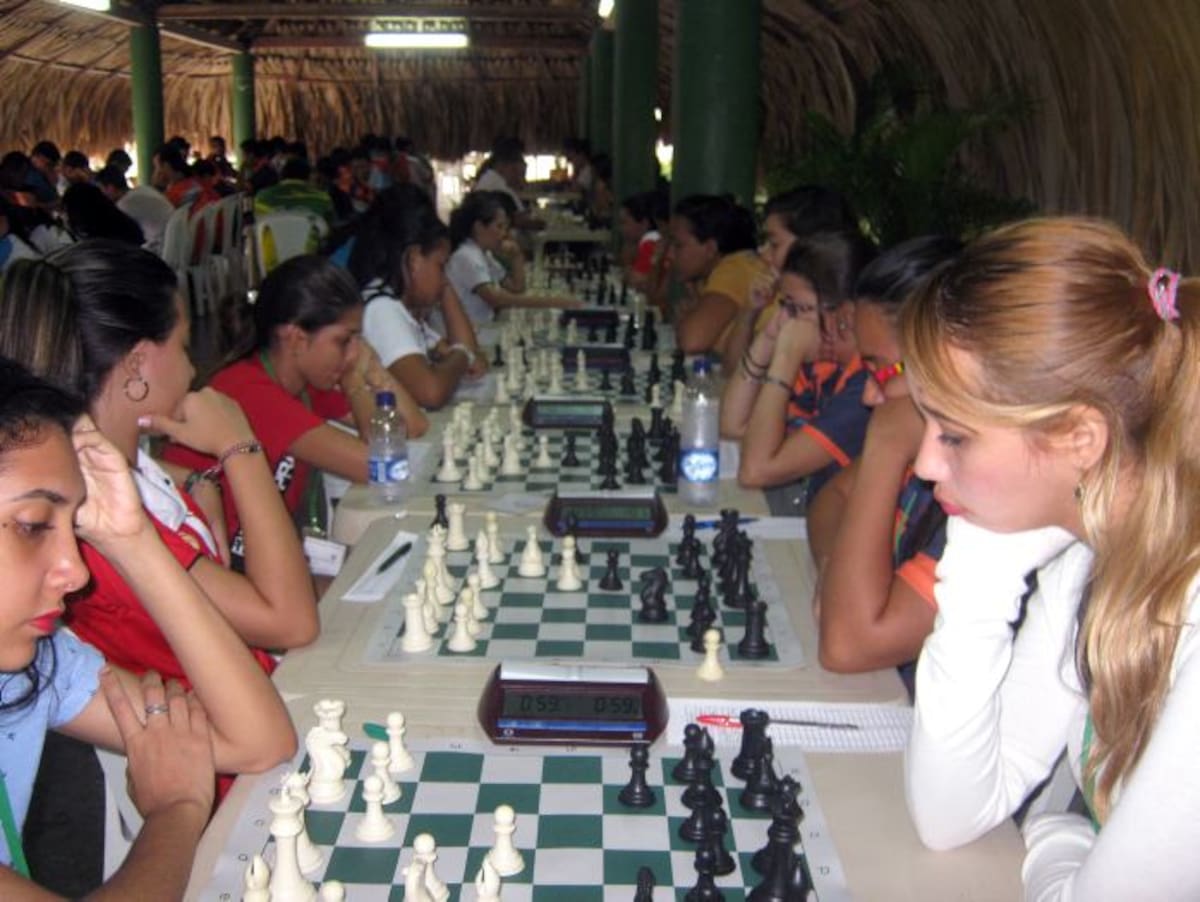 La jugadora Natalia Castro enfrentando a Luz Adriana Lugo, ambas de Uniautónoma, en la final del ajedrez clásico rama Femenina.