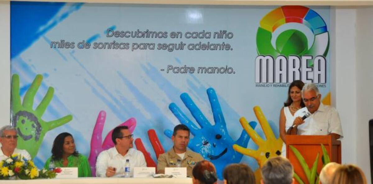 Durante el acto inaugural, aparecen, el padre Manuel Jiménez Tejerizo, Viviana Sánchez Blanco, Chrispthofer Landberg Claudia Fadul Rosa y Antonio Escalante. CORTESÍA