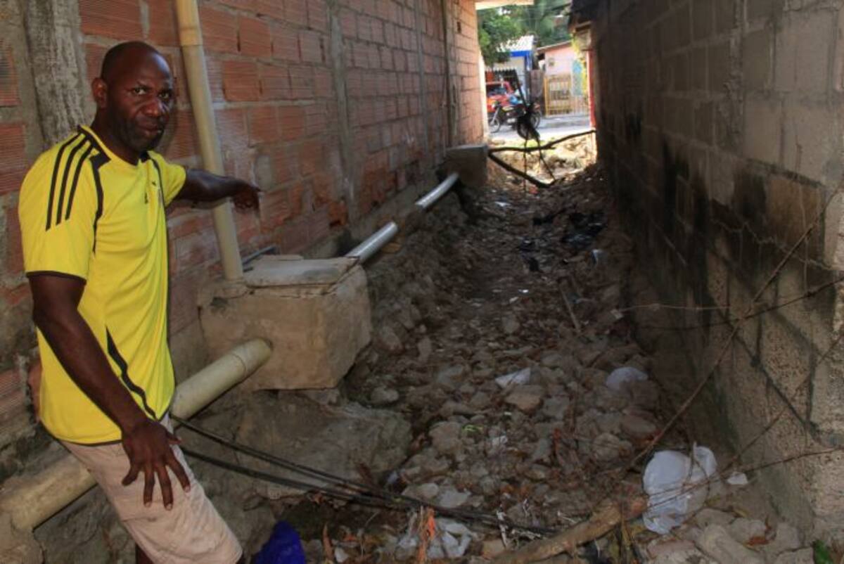 Leonel Salgado explica que las corrientes llegan de las calles y se internan en su patio, lo que ha ido socavando las viviendas del sector. Zenia Valdelamar/El Universal/