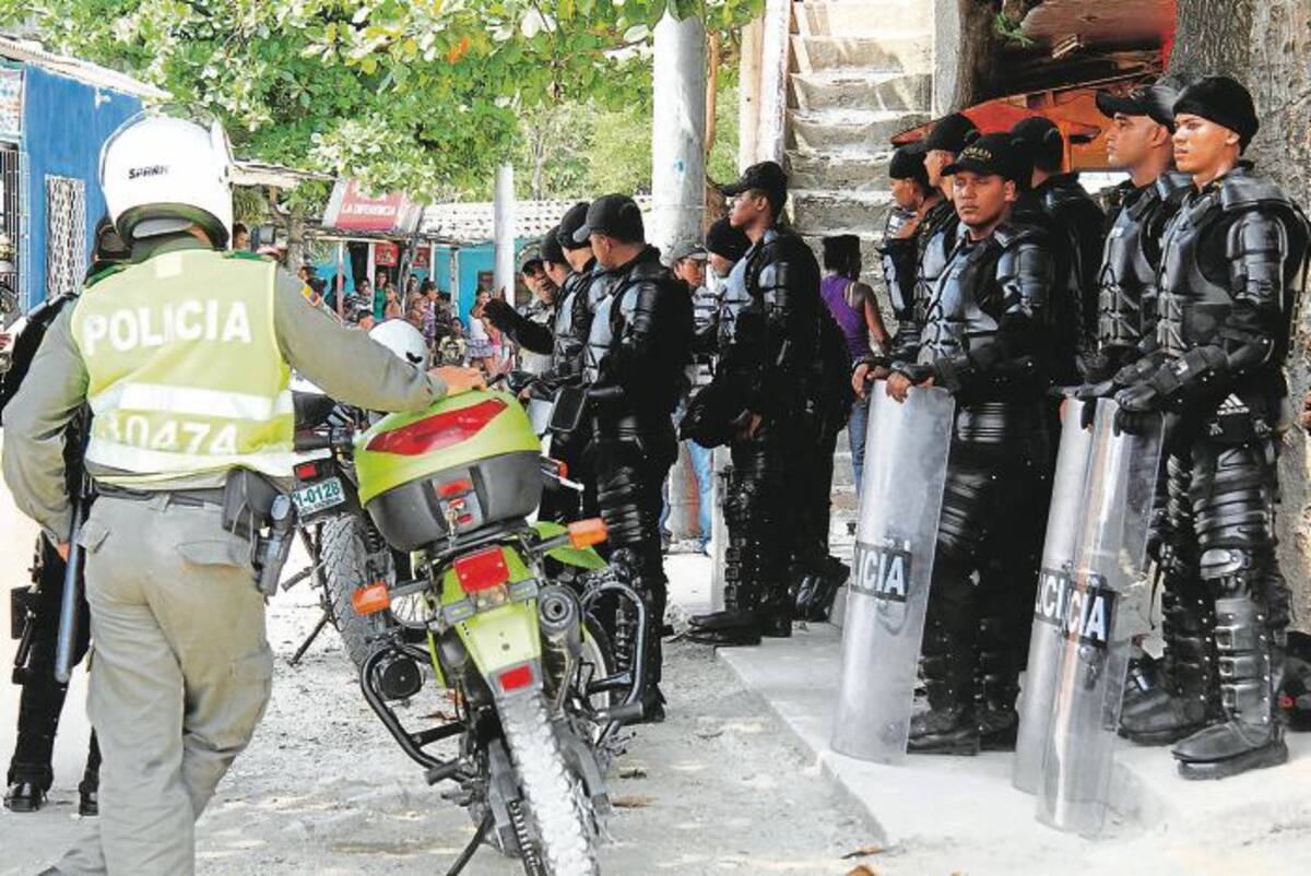 Un gran número de agentes antimotines hizo presencia en la zona como medida preventiva.