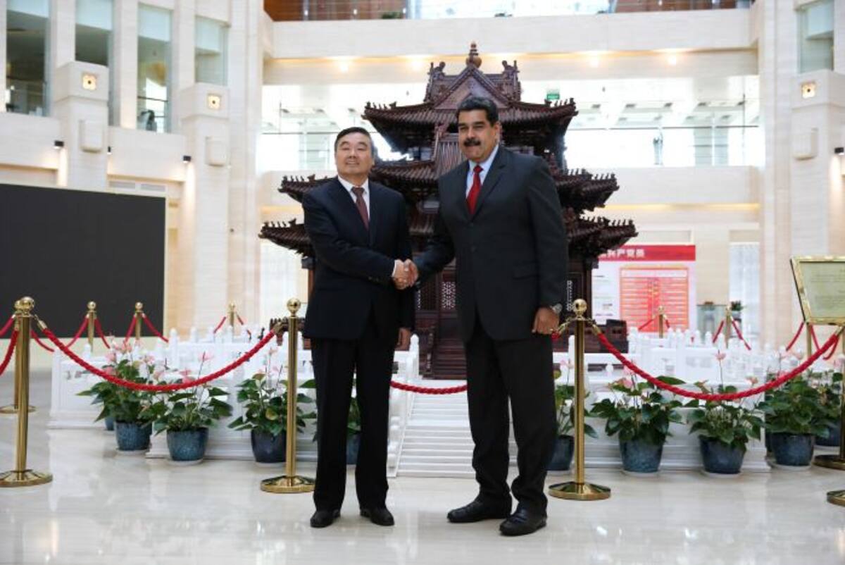 Fotografía cedida por Prensa de Miraflores que muestra al presidente de Venezuela, Nicolás Maduro, con el presidente del Banco de Desarrollo de China (BDC), Hu Huaibang, en Pekín, China. EFE