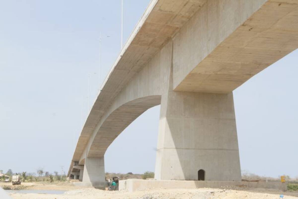 La empresa contratista espera entregar las obras del puente de conectividad el próximo 21 de marzo. // JULIO CASTAÑO-EL UNIVERSAL