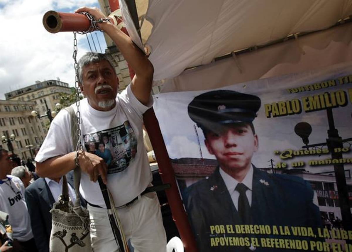 El profesor Gustavo Moncayo y su hijo, el sargento del Ejército, Pablo Emilio Moncayo, salieron del país este sábado. La foto muestra las correrías de Moncayo por todo el país para lograr la libertad de su hijo. Colprensa