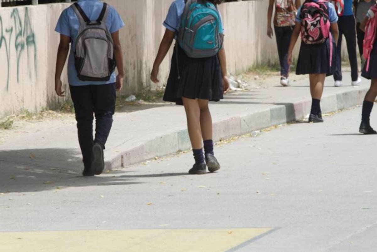 Estudiantes a la salida de la jornada académica, momento en el que según los directivos, es probable que sean víctimas de expendedores de drogas. Julio Castaño- El Universal.