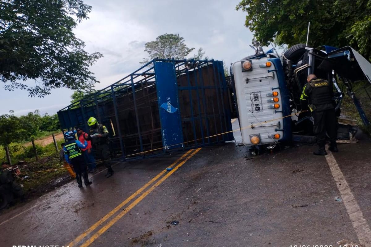 Choque entre camión y tractomula deja dos conductores heridos en Arjona