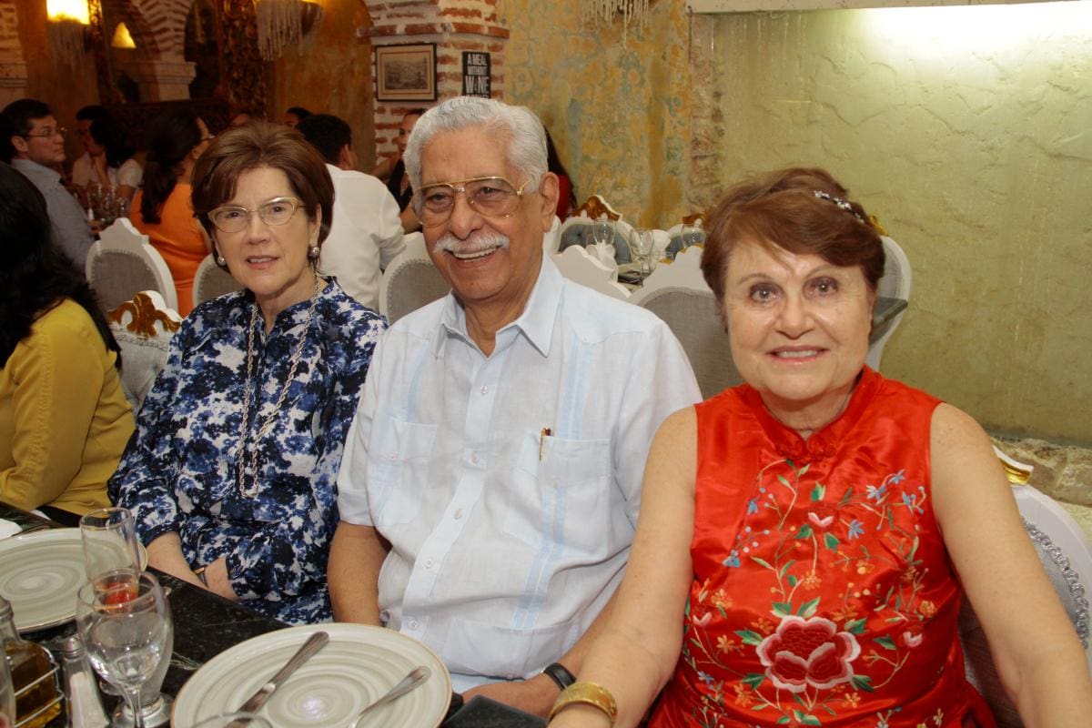 Sandra Trujillo Vélez, Dionisio Vélez White y Yula Minervini.