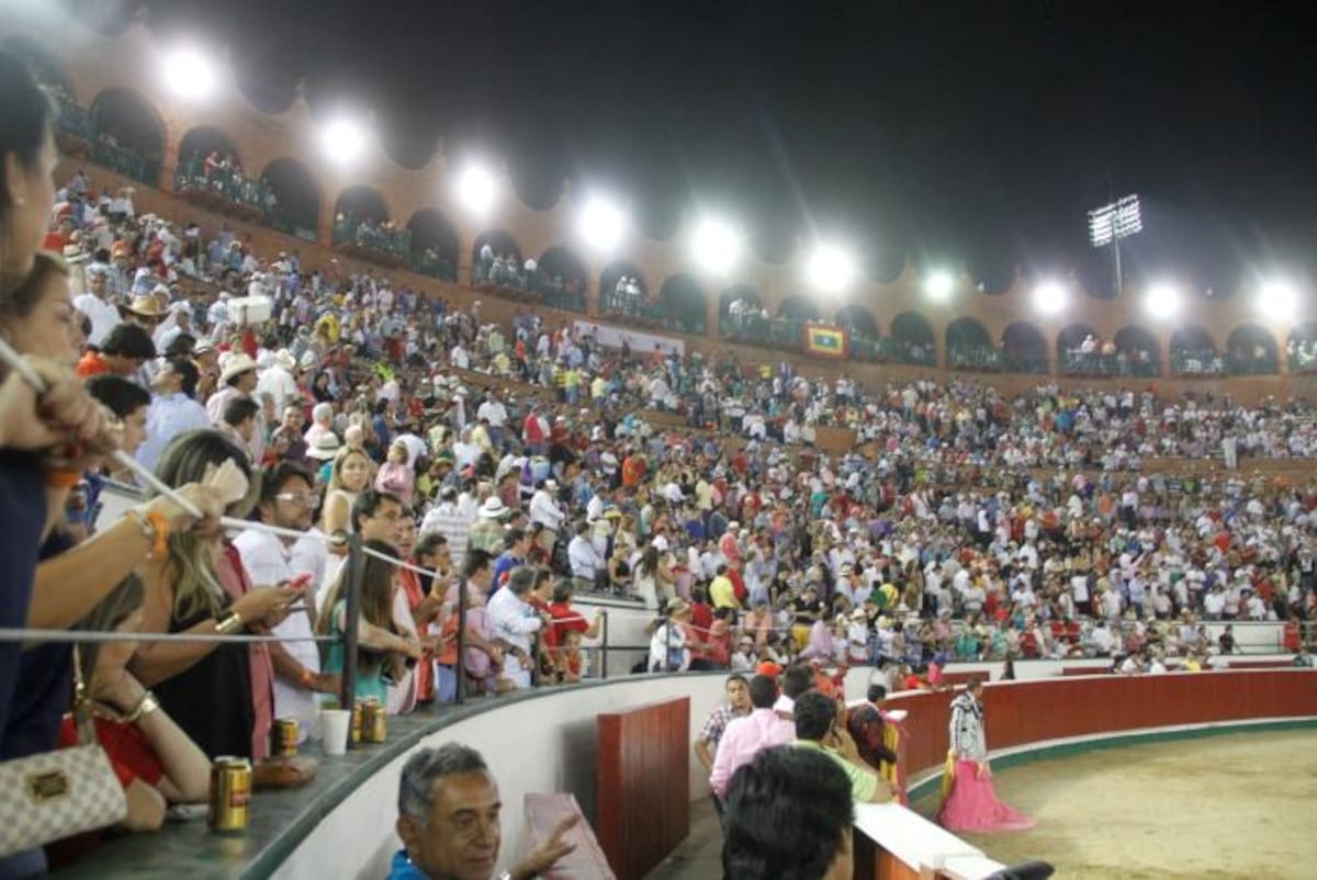 Asistencia a la plaza de toros. ÓSCAR DÍAZ - EL UNIVERSAL