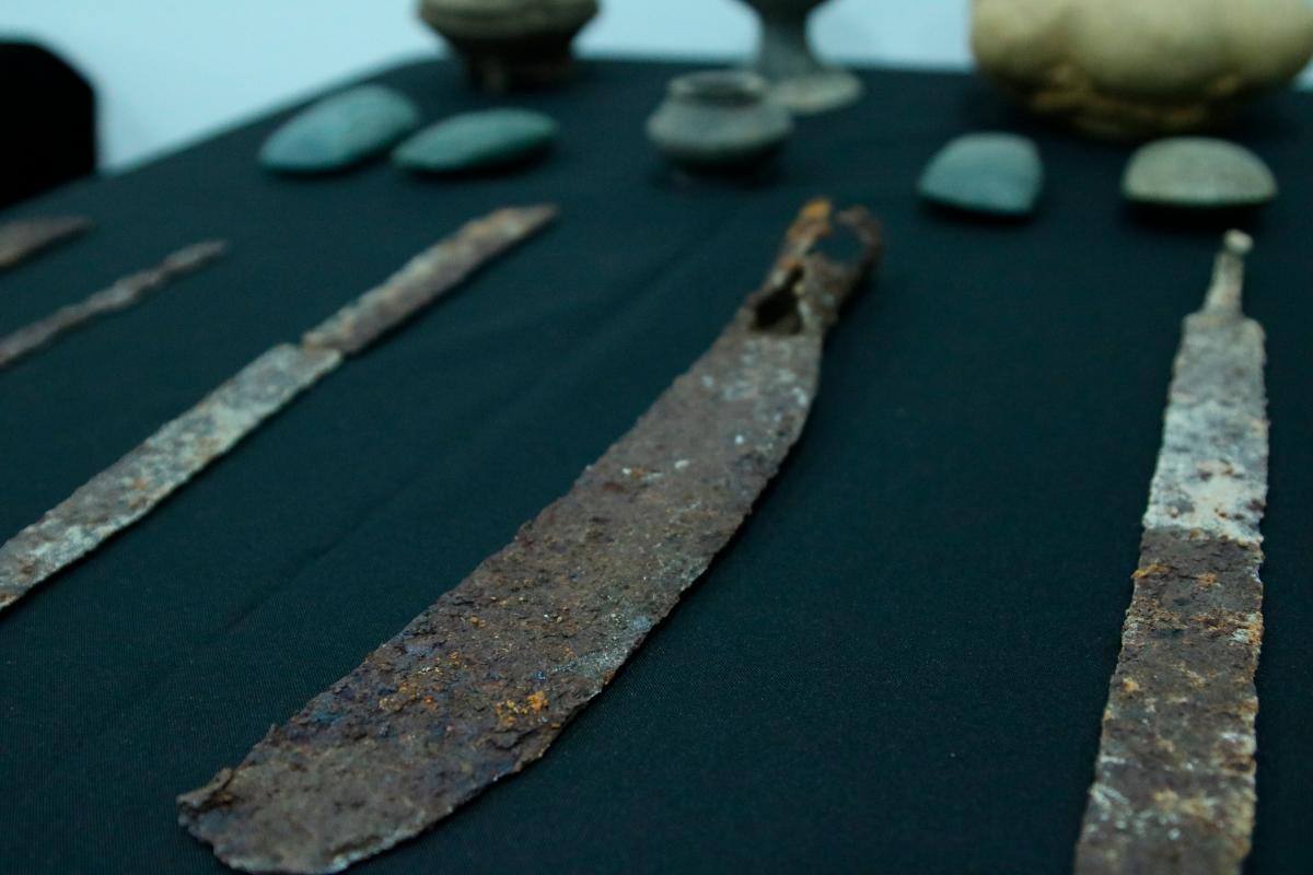 Armas y herramientas de metal que fueron encontradas junto a humanos enterrados en tumbas de pozo escalonado en el municipio de Ovejas, Sucre.