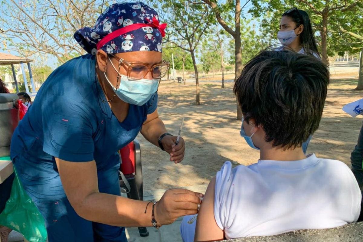 Autorizan tercer refuerzo de vacuna COVID-19 a niños y jóvenes