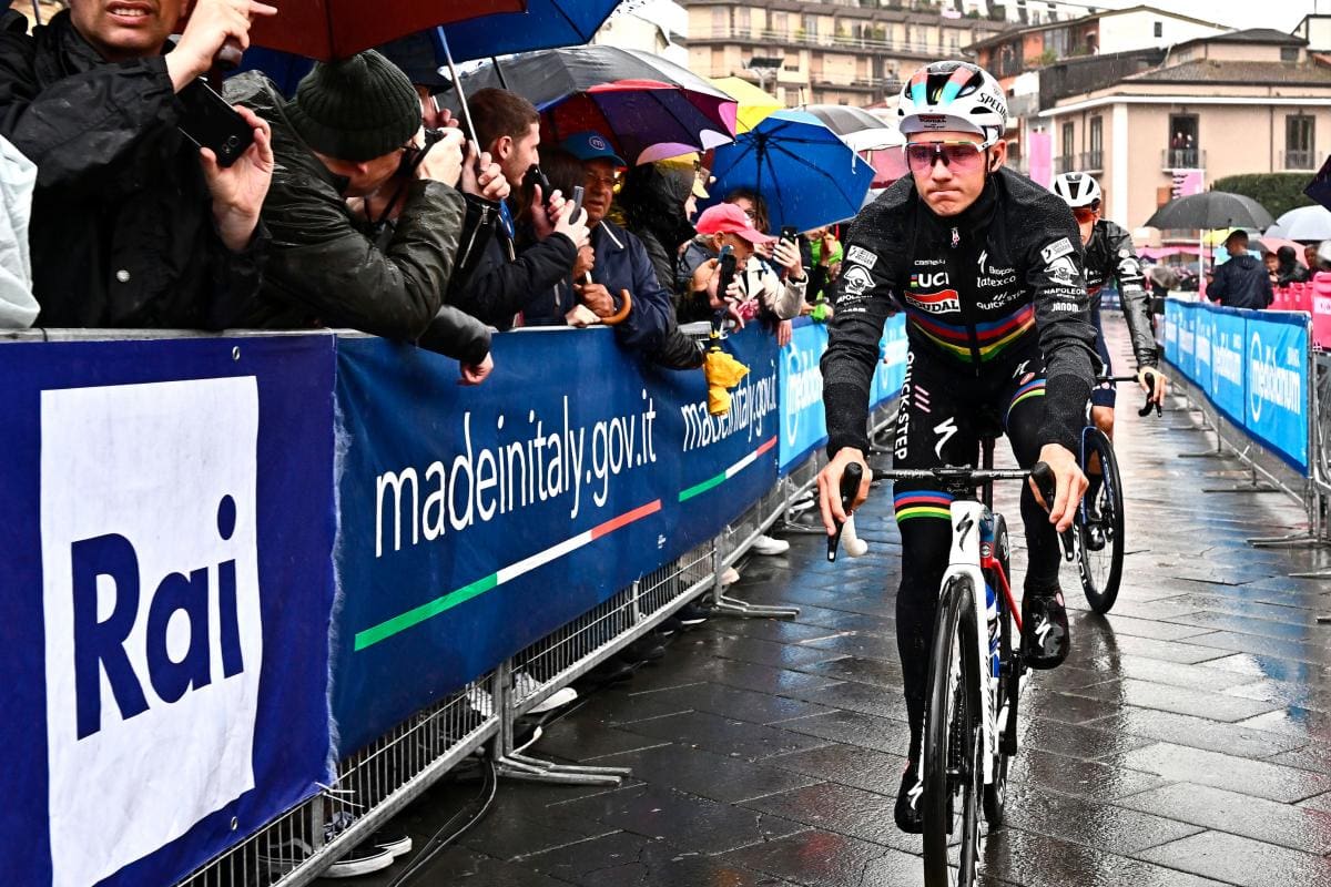 Video: Remco Evenepoel se cayó en el Giro de Italia por esquivar a un perro