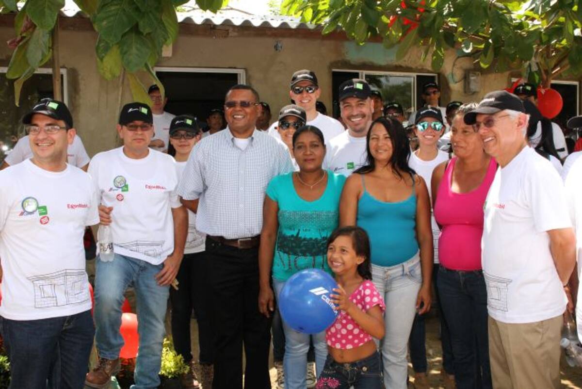 Los voluntarios con las beneficiadas. Oscar Díaz/ El Universal