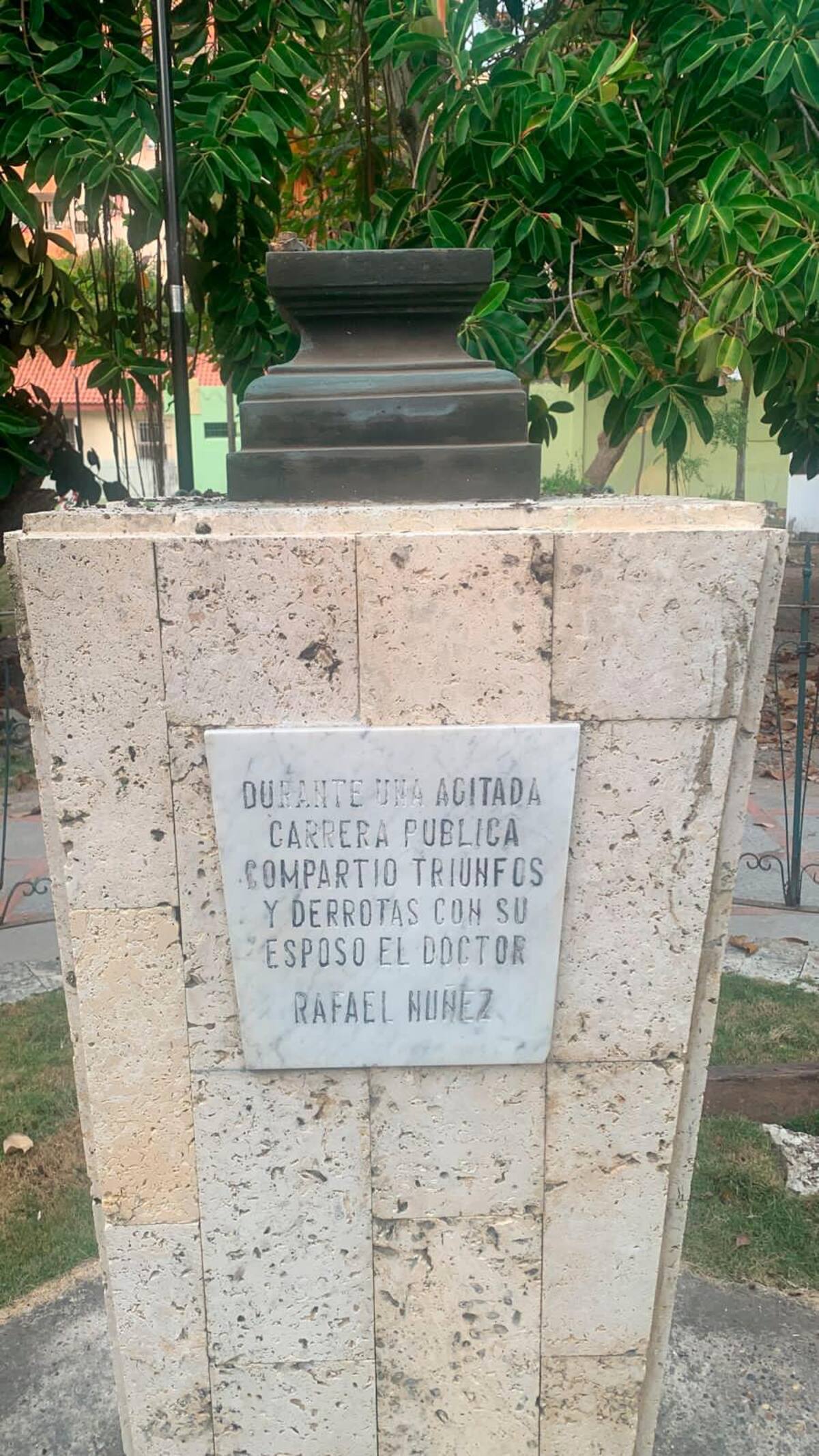 Así quedó el pódium memorial del busto escultórico de doña Soledad Román de Núñez. //Foto: Cortesía