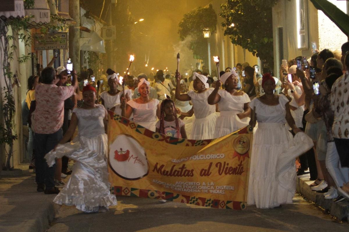 Cartageneros y turistas se gozaron la Noche de Candelas