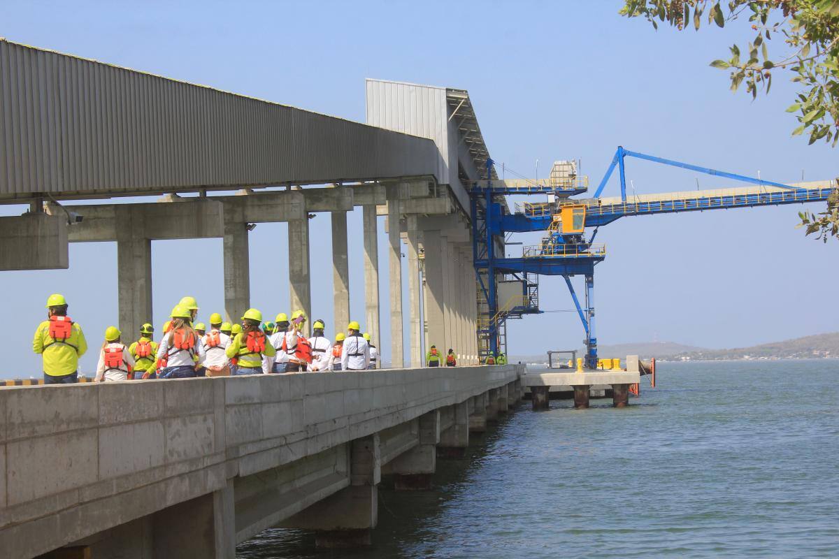 Recorrido de funcionarios por la nueva infraestructura portuaria de Argos, en Mamonal. //JULIO CASTAÑO BELTRÁN - EL UNIVERSAL