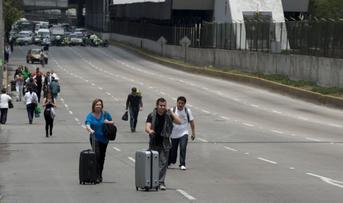 El bloqueo a restringido el acceso a la terminal aérea y los viajeros deben caminar varios kilómetros para tomar su vuelo. AFP YURI CORTEZ