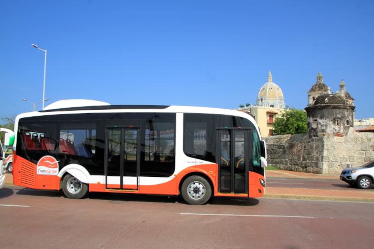 Por primera vez un vehículo de Transcaribe rodó ayer por Cartagena. El de la gráfica es el prototipo del busetón, una de las unidades que cubrirá las rutas en los barrios. El vehículo, que tiene capacidad para 50 personas, es el primero que recibe Transcaribe y que ya está rodando en la ciudad en una misión de pedagogía con los usuarios. //Luis E. Herrán-EL UNIVERSAL