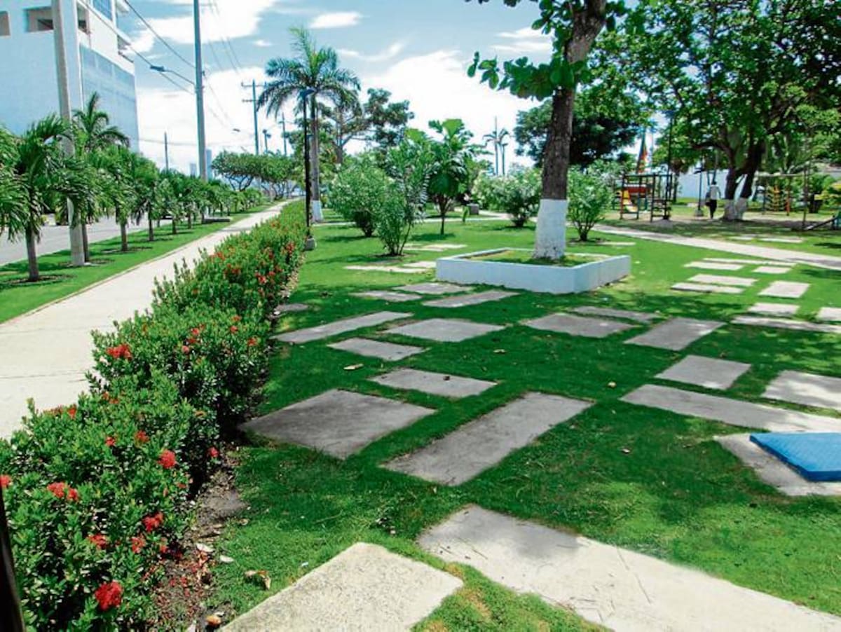 El remodelado Parque de Castillo, en la punta del barrio Castillogrande, es desafortunadamente otro ‘sanitario’ para perros. PEDRO TORRES-EL UNIVERSAL