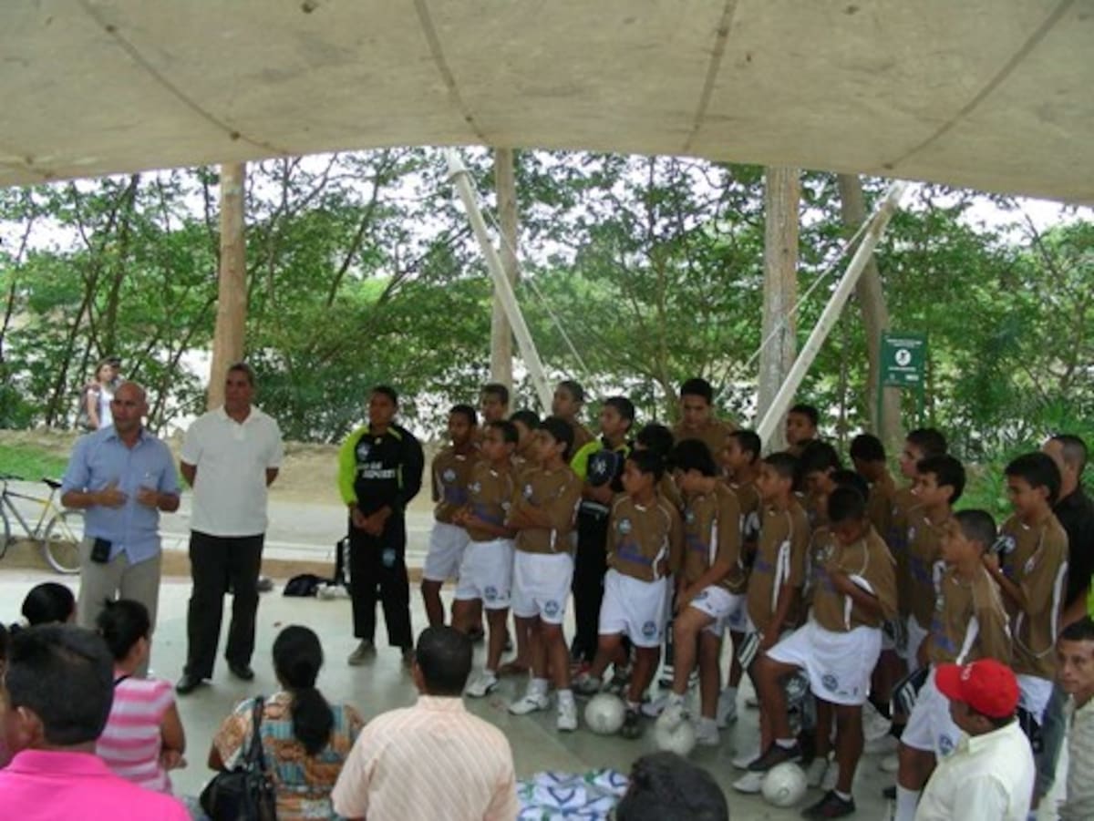 Jugadores del seleccionado Córdoba durante el acto de presentación de los futbolistas que participarán en el zonal nacional infantil en el tiatrino de la Ronda del Sinú en Montería.