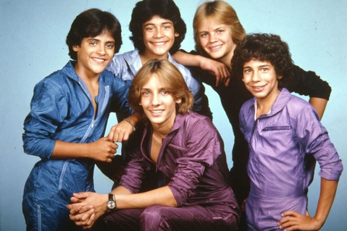 De pie, los ex integrantes de Menudo, Miguel Cancel, Jhonny Lozada, Xavier Serbia y Ricky Meléndez. Sentado, René Farrait. REDES