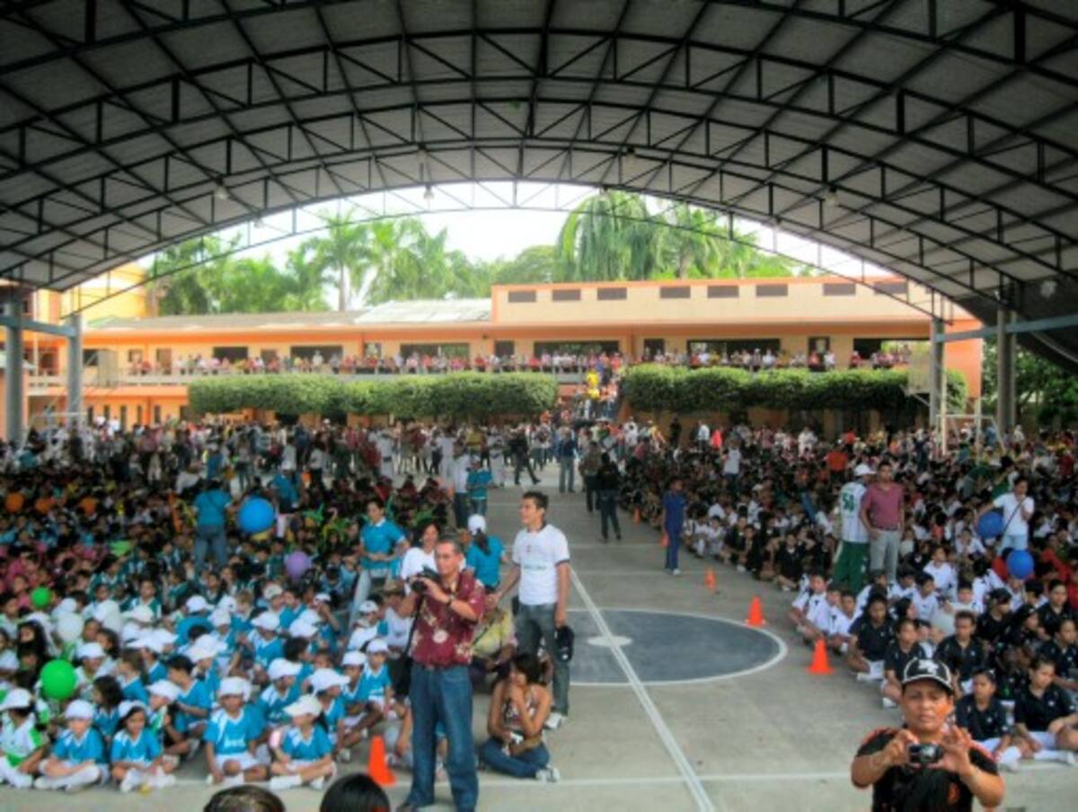 La Salle en una jornada llena de colorido inauguró ayer los Juegos Internos del colegio La Salle de Montería. FOTOS: JUAN FABRA/EL UNIVERSAL