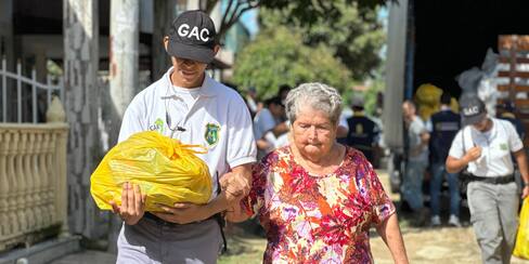 300 familias en Bolívar reciben kits de alimentos tras fuertes lluvias