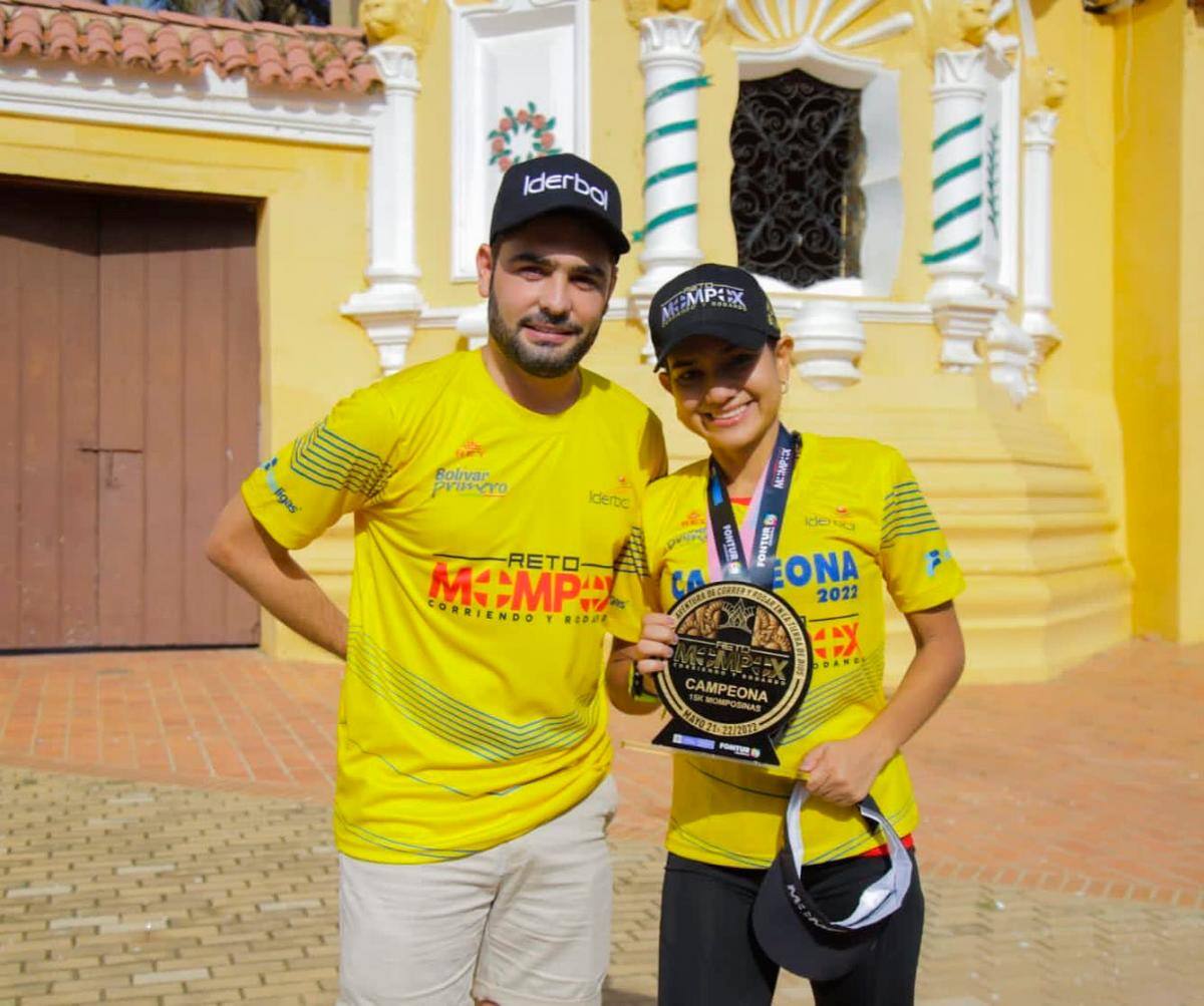 Roberto Vergara, en representación de Iderbol, entregó el premio a Indira Montiel, ganadora de la 15K, categoría Momposinas. //Cortesía