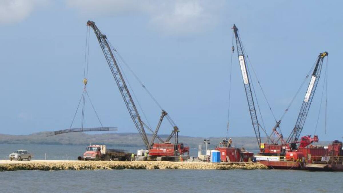 Construcción del muelle para tanqueros, en Puerto Bahía, un terminal multipropósito. HERMES FIGUEROA - EL UNIVERSAL