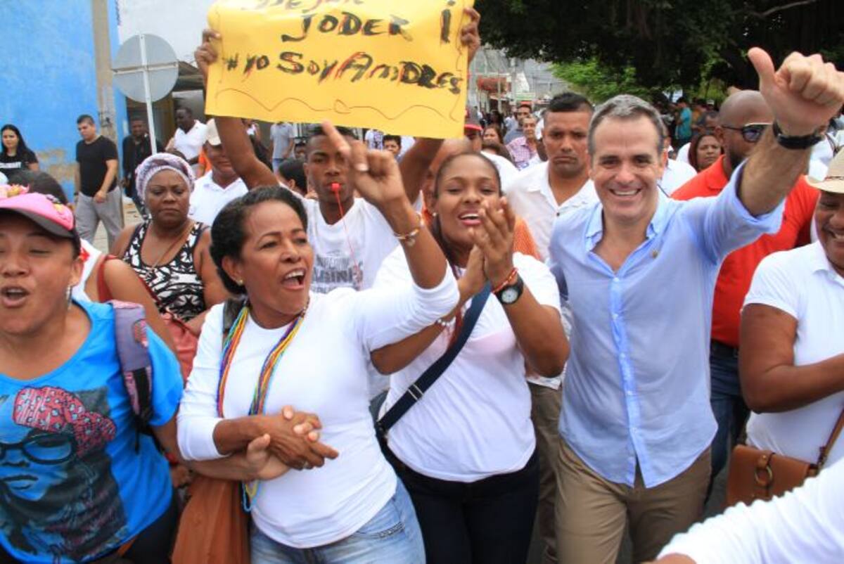 Luego de su inscripción como candidato a la Alcaldía de Cartagena por ASI, Andrés Betancourt, ante familiares, amigos y seguidores expresó que: “Con respeto, como socios de una Cartagena que nos pertenece, haremos una mejor ciudad”. Zenia Valdelamar/El Universal