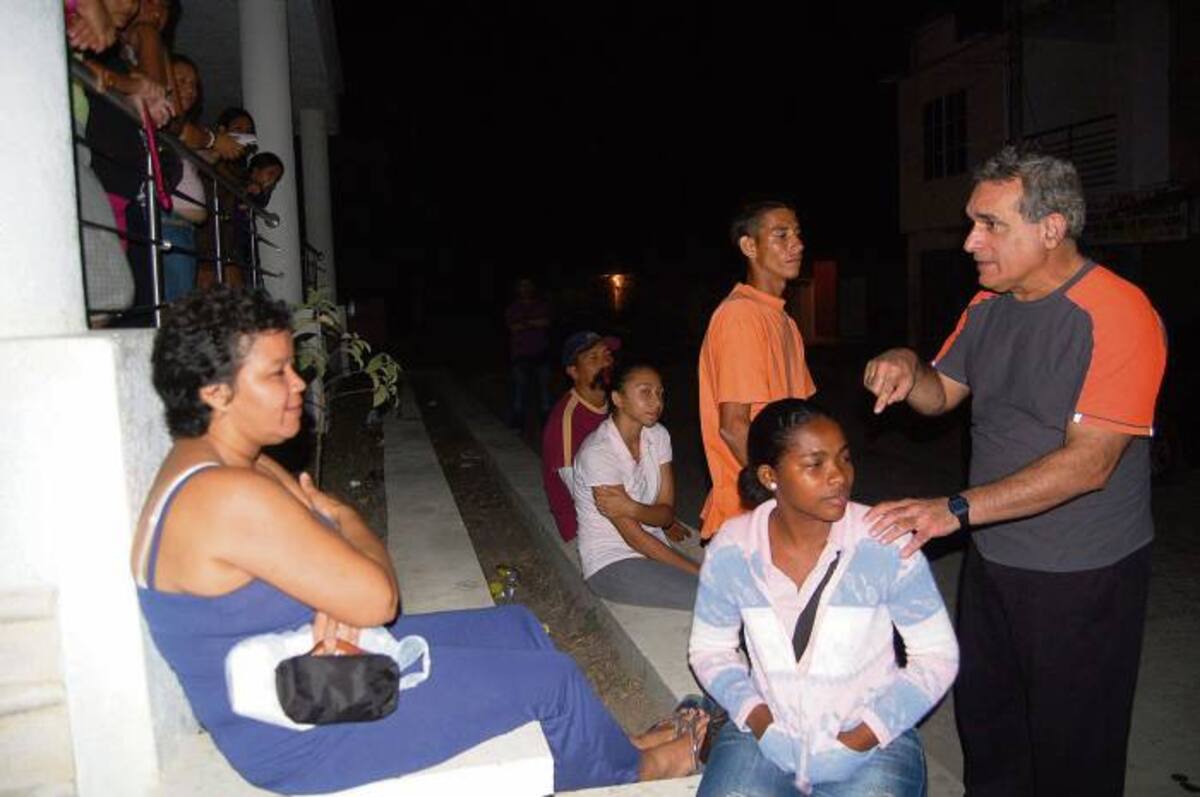 El alcalde Jairo Fernández Quessep, durante su recorrido por las diferentes IPS en donde los usuarios madrugan a ser filas para recibir servicios. CORTESÍA/