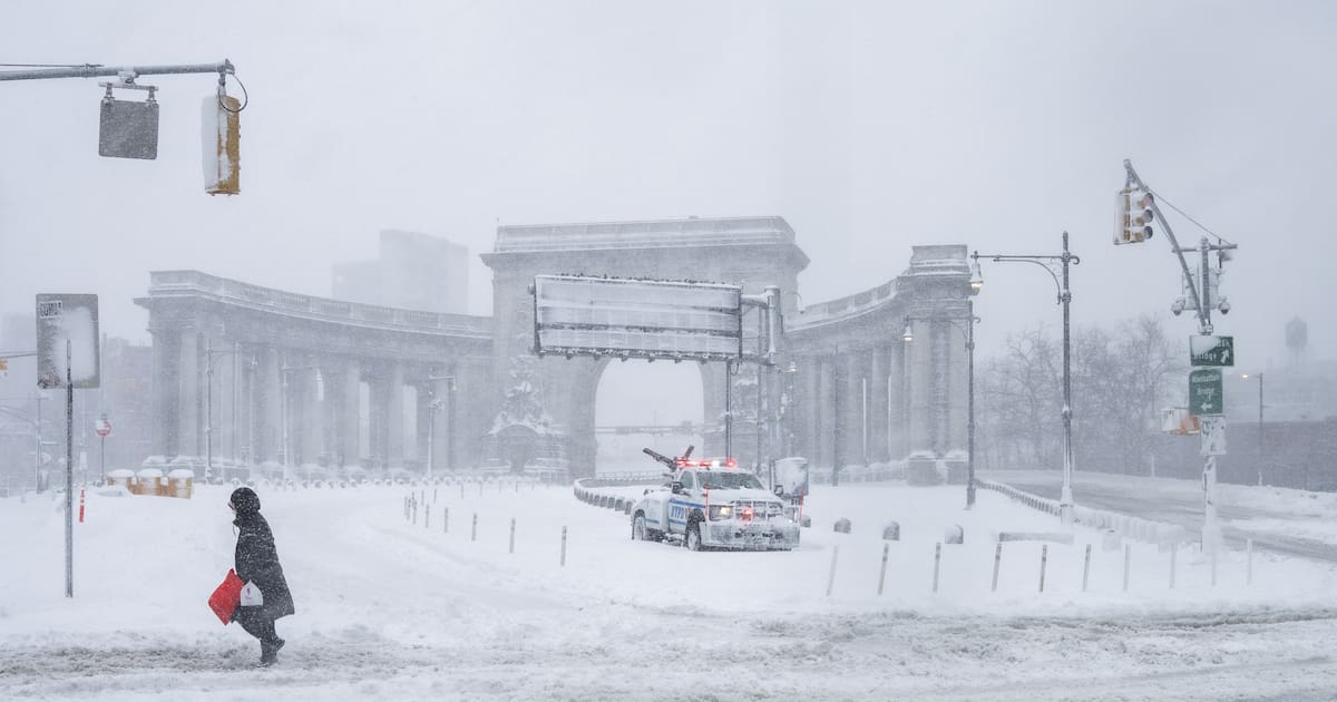 Video: Historic Snowstorm Paralyzes New York and the US Northeast