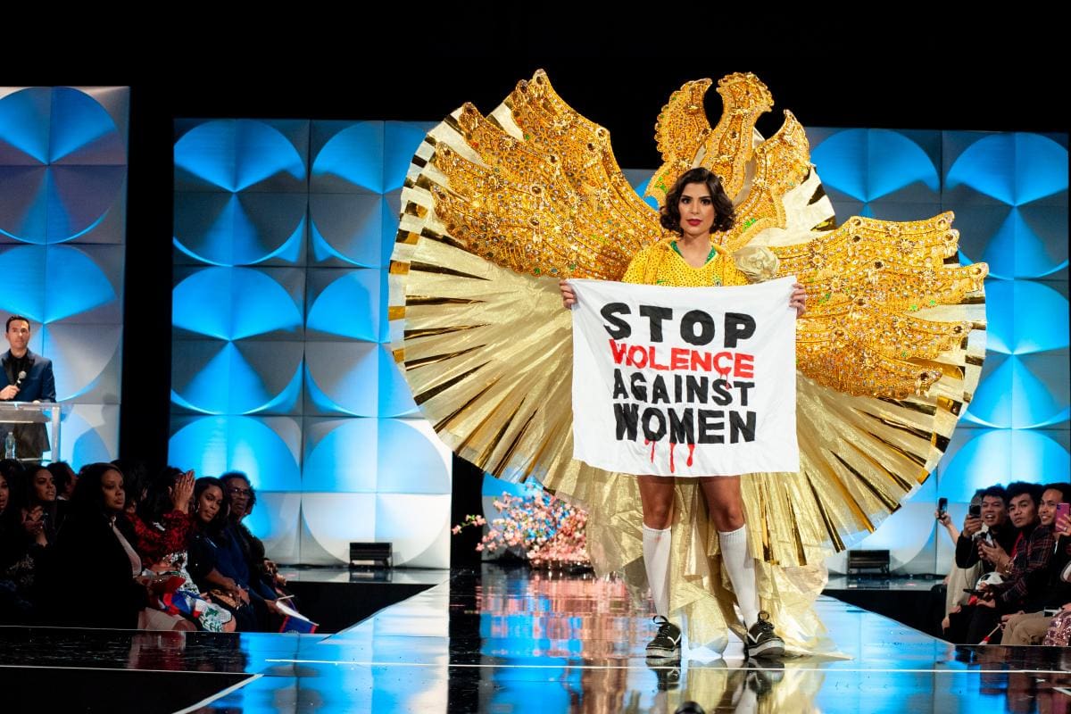 La brasileña Júlia Horta, que había apostado por un traje muy futbolero en homenaje a la estrella de Brasil Marta Vieira da Silva, reclamó el fin de la violencia machista mostrando una pancarta en la que se leía “Stop Violence Against Women”.//Foto: EFE BRANDEN CAMP