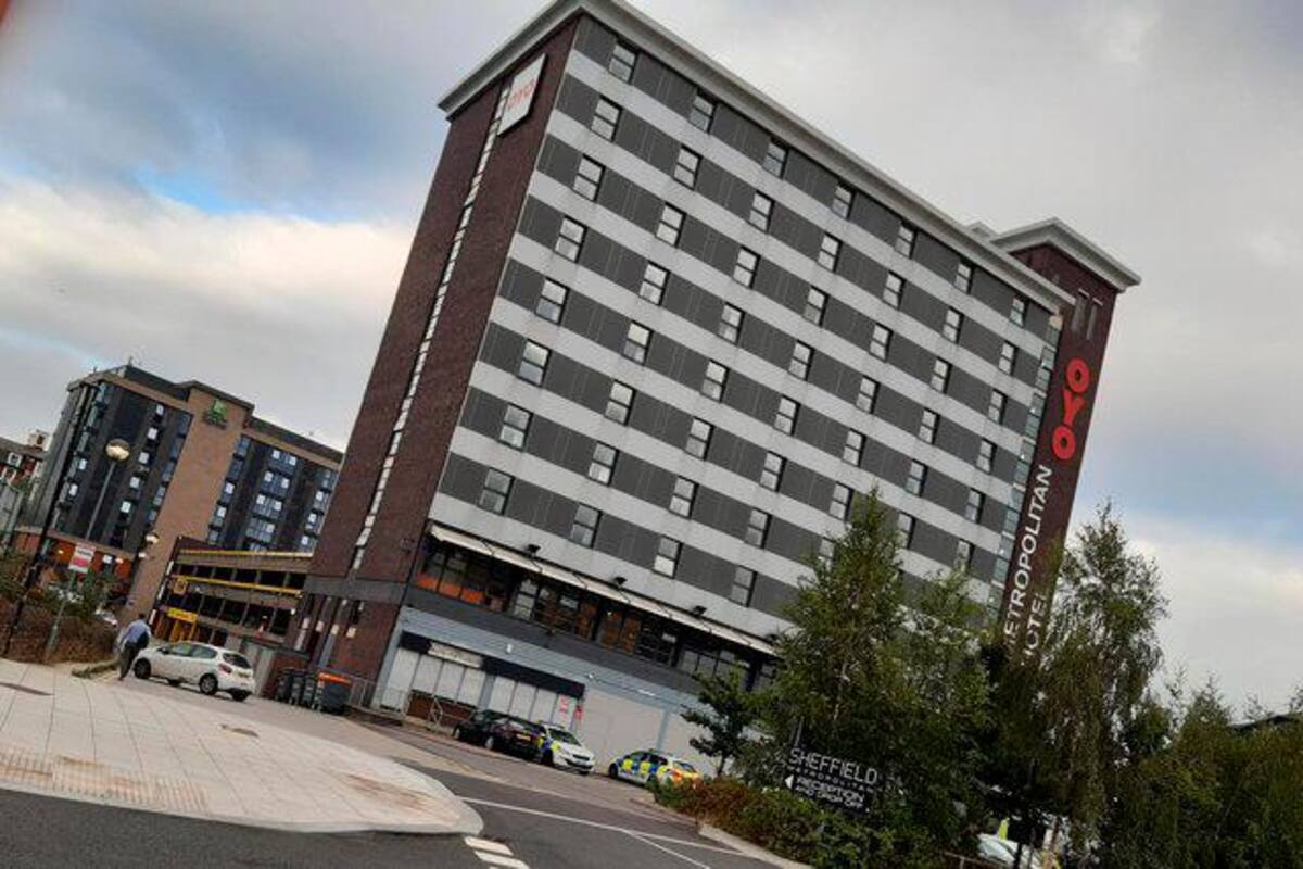 Muere niño afgano refugiado al caer de un noveno piso