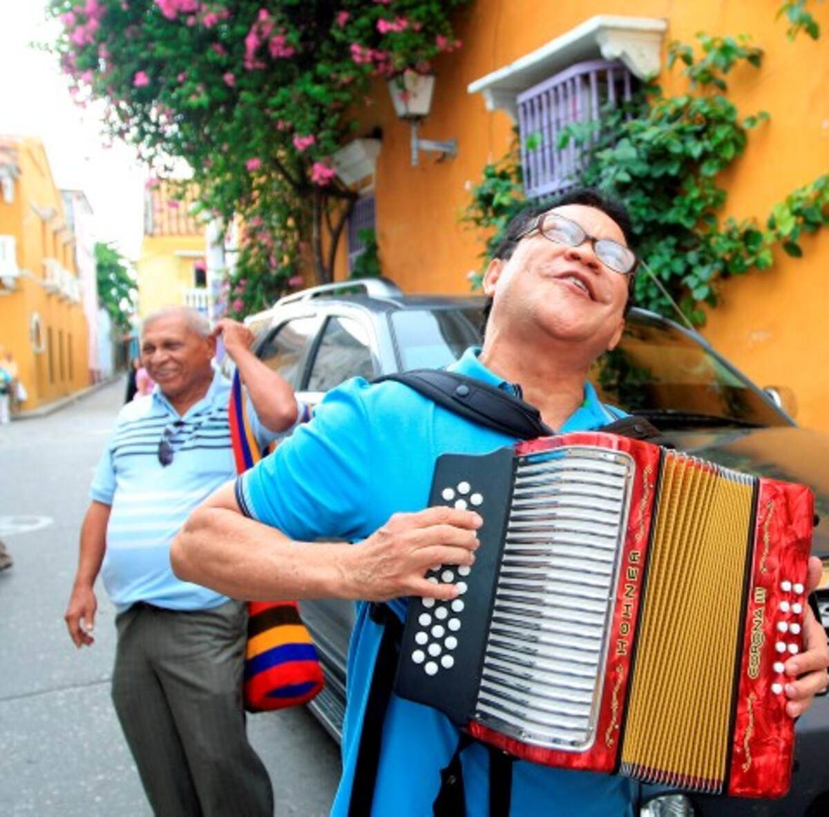 El juglar vallenato Alfredo Gutiérrez, el gran homenajeado del II Festival La Hamaca Grande, que empieza el jueves en Cartagena, se paseó ayer por las calles del Centro Histórico acompañado por Adolfo Pacheco, y hasta tocó para los transeúntes.
