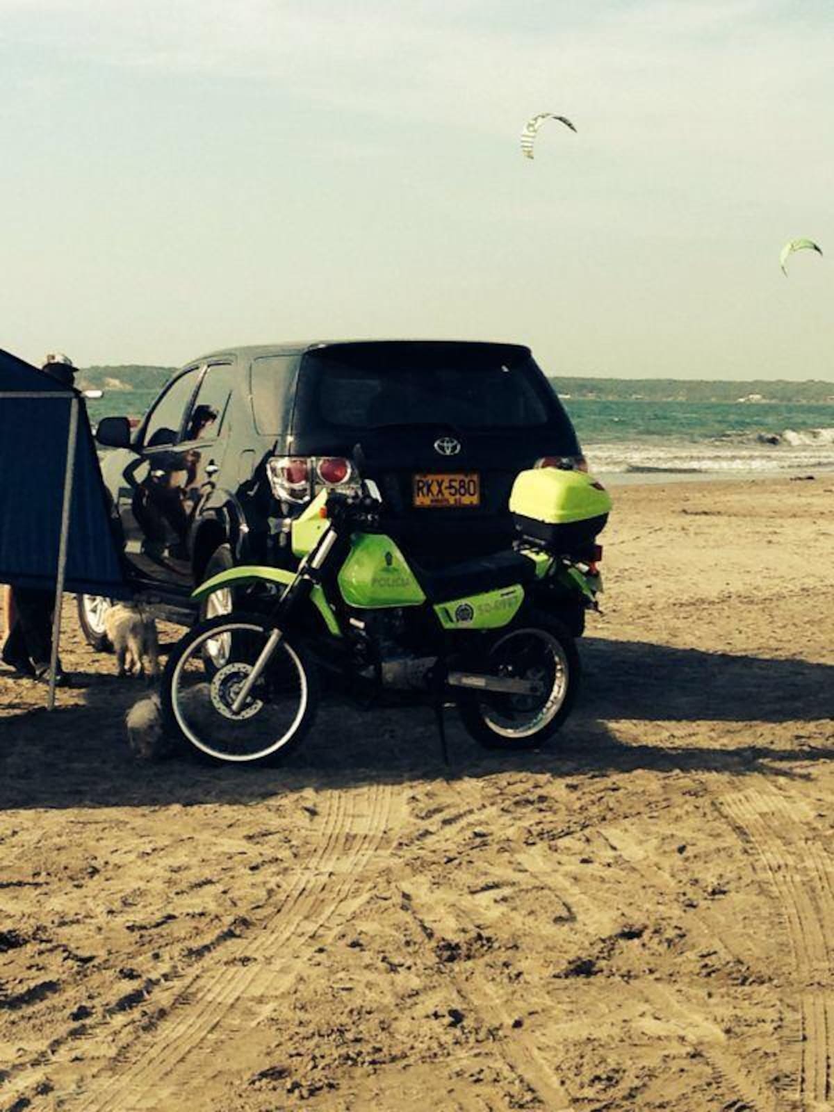 La camioneta estaba parqueada a la orilla del mar. CORTESÍA