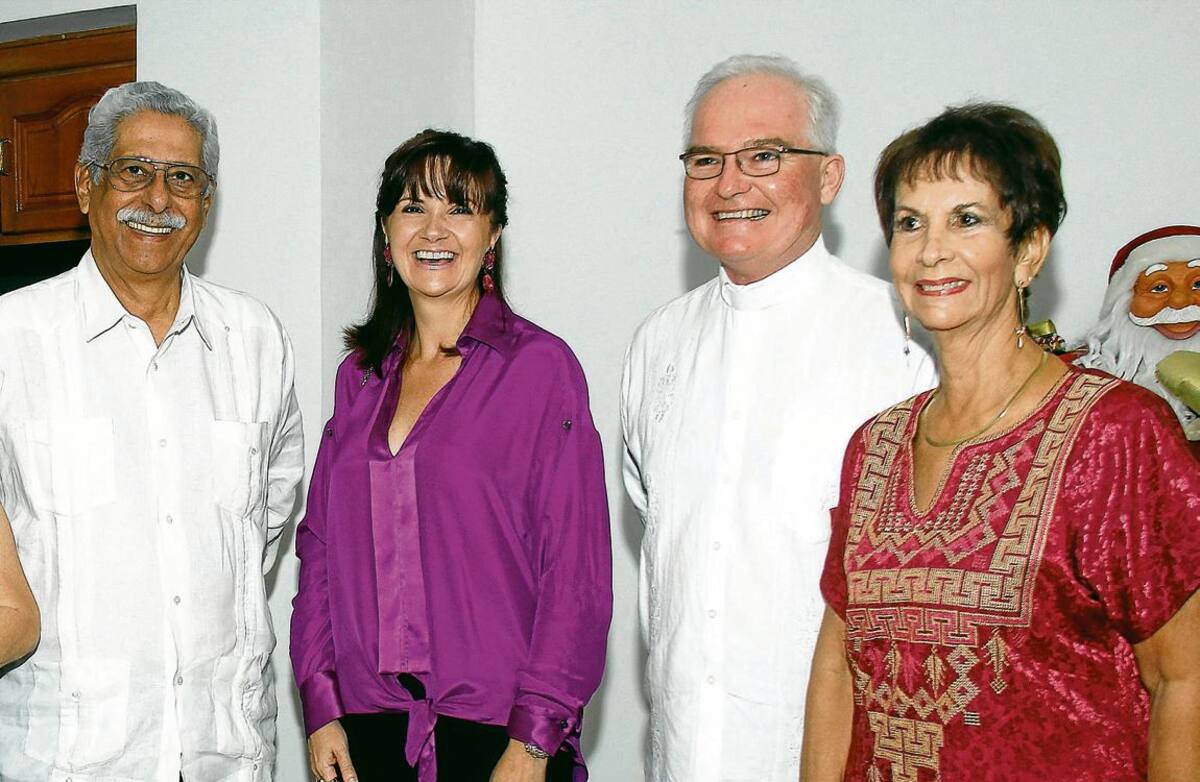 Dionisio Vélez, Ana Elvira Gómez de Gossaín, John Mahoney y María Del Socorro Pinzón.