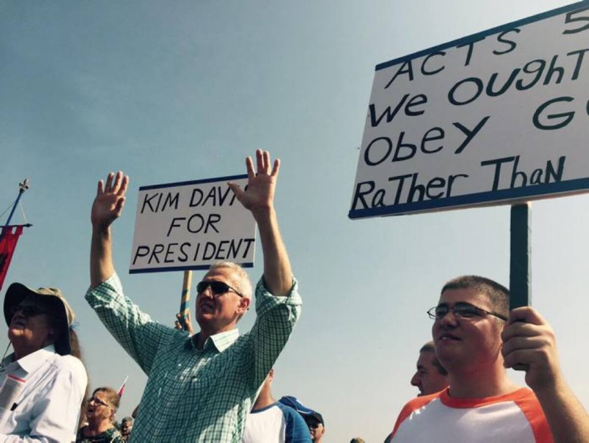 Manifestantes del Condado de Rowan sostienen carteles en apoyo a la secretaria Kim Davis. Ap