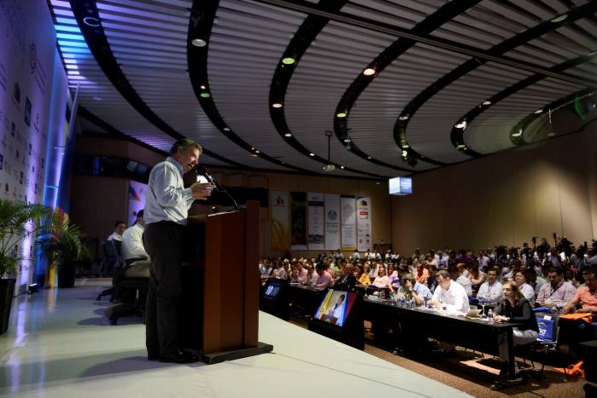 “Nos preocupa Venezuela, nos duele Venezuela. Es imperativo encontrar una salida pacífica a su crisis”, dijo el presidente Juan Manuel Santos a los más de 1.000 alcaldes reunidos en Cartagena. El Universal.