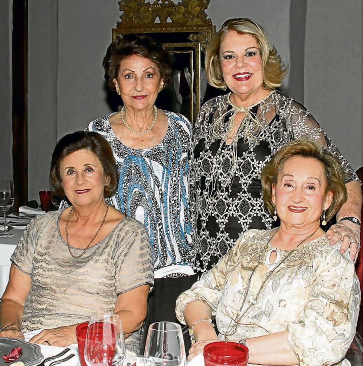 De pie: Sarita de Schuster y Angela de Quessep; sentadas: Estela de González y Ofelia Capella.