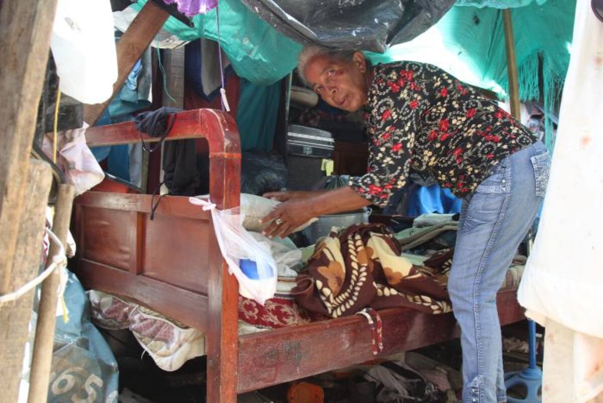 Edilsa bajo el techo que ha improvisado sobre su cama. No obstante, queda expuesta al sol y a la lluvia. Kailline Giraldo-el universal
