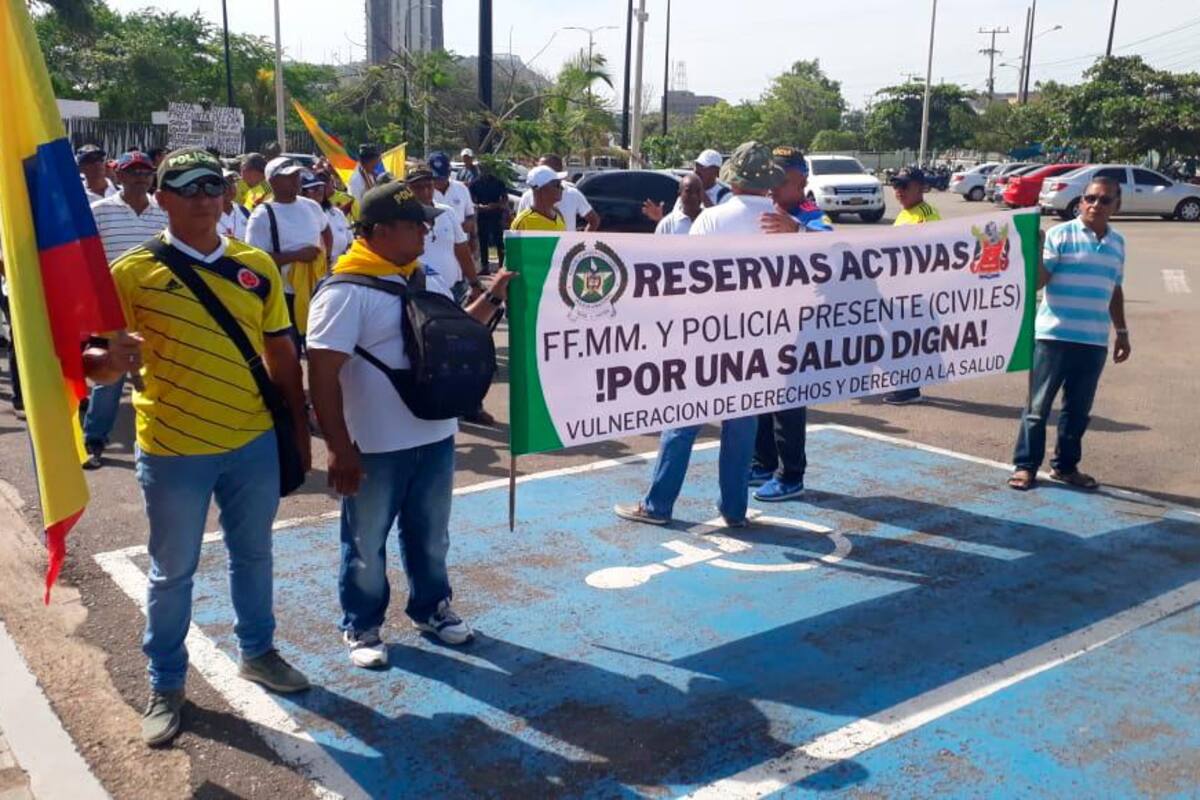 Policía y Militares protestan por mala prestación de servicios de salud