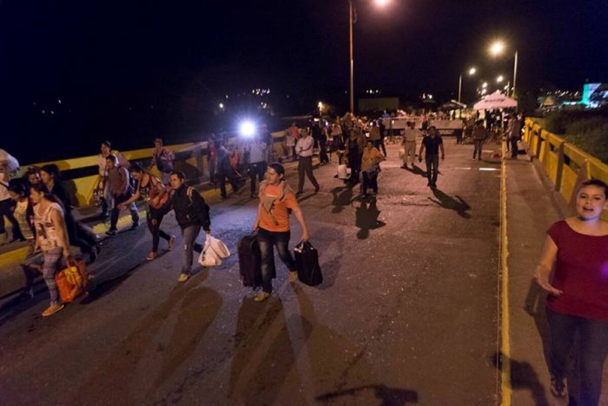 Fueron pocos los que lograron pasar luego del cierre de la frontera. FOTO: COLPRENSA