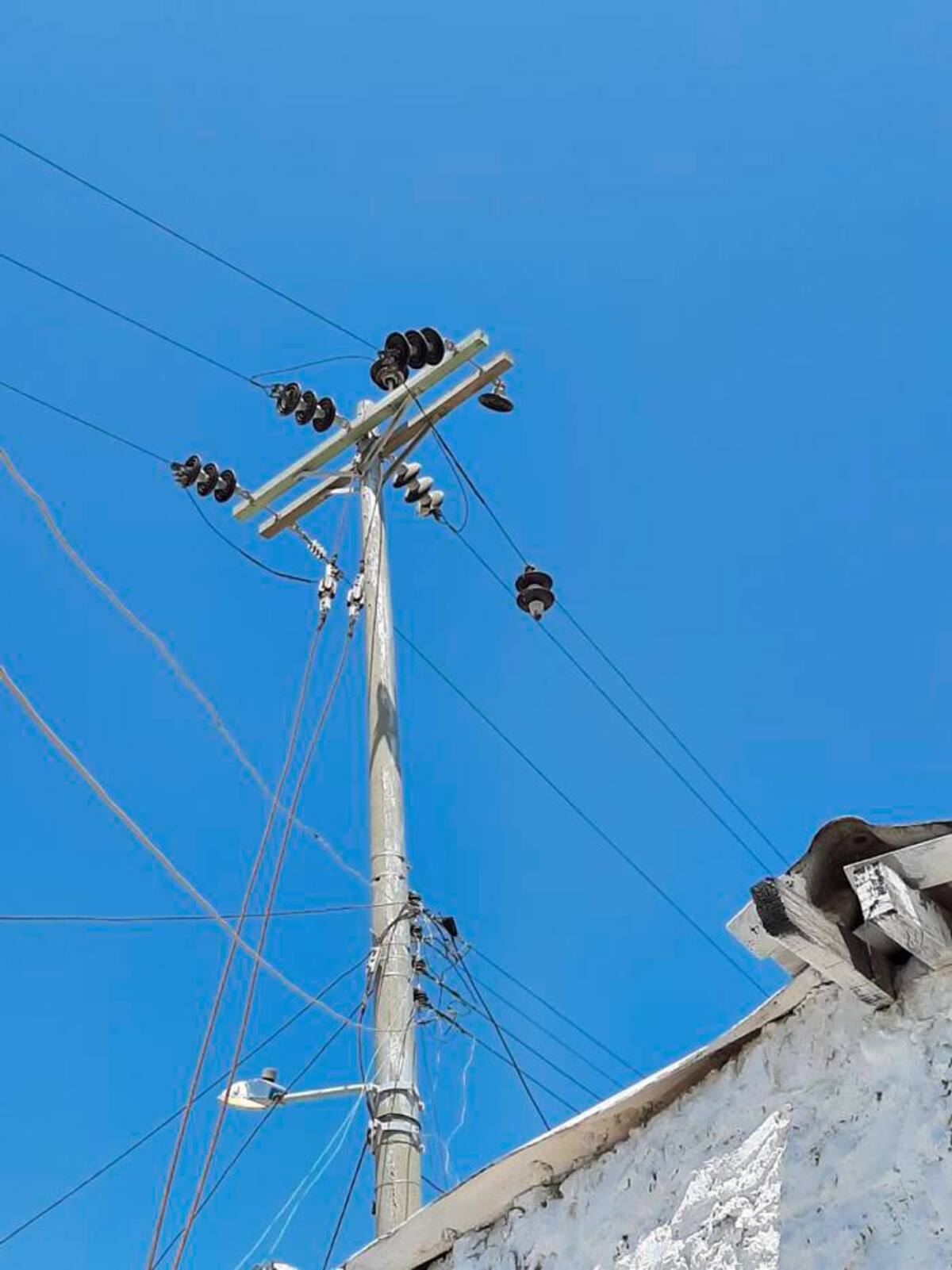 Así luce el cableado eléctrico en Bocachica. //Cortesía.