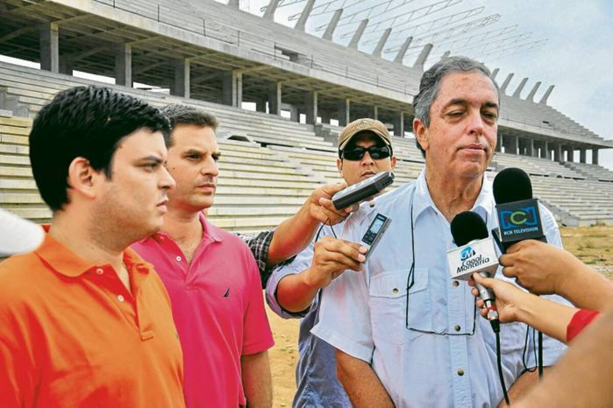 El Gobernador de Córdoba, Alejandro Lyons, (izquierda a derecha), acompañado por el alcalde Carlos Correa y el Director de Coldeportes, Andrés Botero, entrevistados por la prensa deportiva.